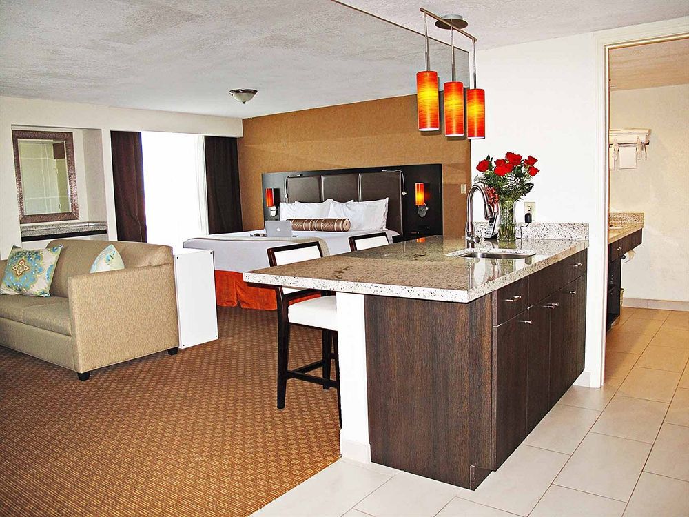 Holiday Inn Miami International Airport By Ihg Miami Springs Exterior photo
